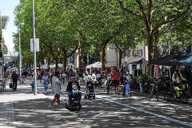 Bild 32: Konstanz: Schnäppchen gemacht? In Konstanz und Kreuzlingen wird gestöbert und gefeilscht