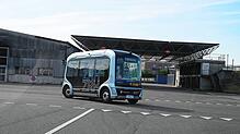 Einer der selbstfahrenden Shuttlebusse auf dem Gelände des Flughafens Zürich.