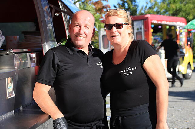 Ingo Winterhalter und Christine Böhninger aus Öhningen vor ihrem „Wildwest-Food-Truck“.