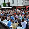 Szene vom Fassanstich zur Eröffnung des Stadtfestes 2019. Dicht gedrängt stehen Besucher an, um sich Freibier oder Markdorfer Wein ...