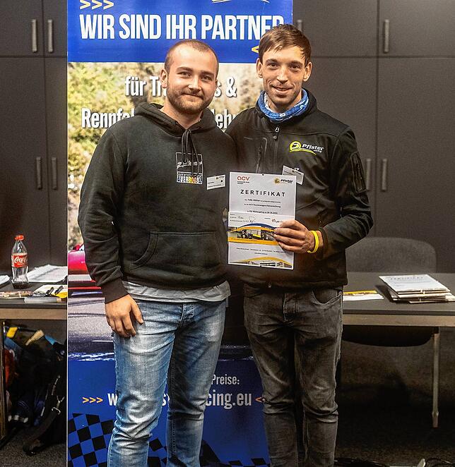Felix Müller und Andreas Pfister, Geschäftsführer vom Rennteam Pfister Racing, nach der erfolgreichen Teilnahme an der Fahrersichtung.