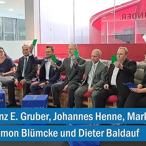 Oberbürgermeisterkandidaten zeigen grüne oder rote Karte