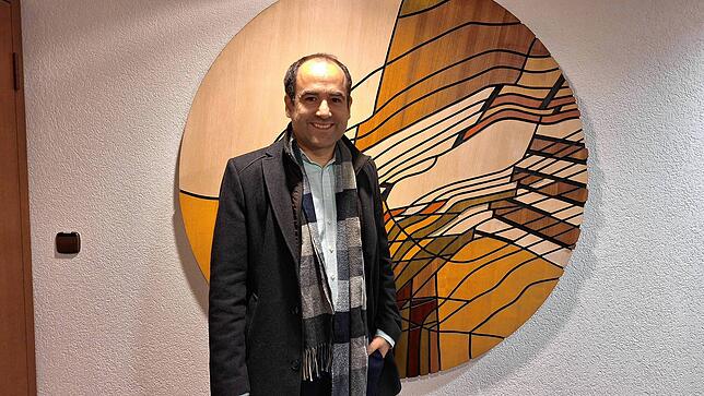 Ozan Topcuogullari kurz vor Ende der Auszählung am Wahlabend im Rathaus. Er bleibt Bürgermeister von Klettgau.