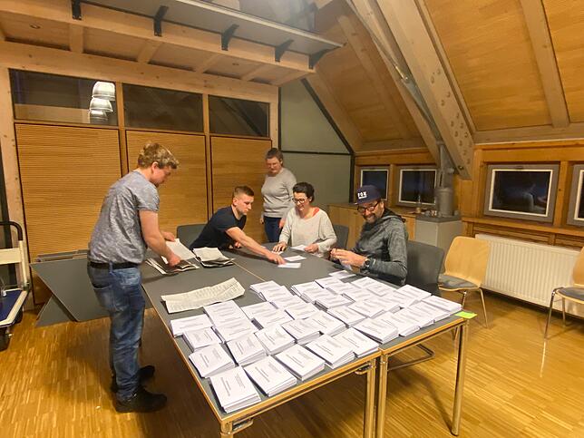 Die Wahlhelfer zählen im Rathaus Ühlingen die Briefwahlstimmen aus. Von 3837 Wahlberechtigten haben 1310 ihre Stimme per Briefwahl ...
