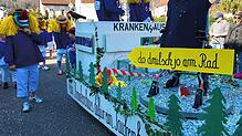 Der Umzugswagen der Hertemer Loch Waggis spielt auf das mittlerweile geschlossene Rheinfelder Krankenhaus an.
