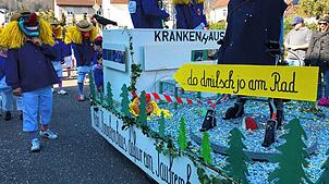 Der Umzugswagen der Hertemer Loch Waggis spielt auf das mittlerweile geschlossene Rheinfelder Krankenhaus an.