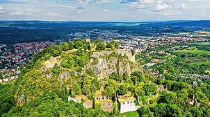 Ein Panoramablick über die Bodenseeregion: Das bietet die Festungsruine Hohentwiel in Singen.