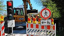 Voll im Gange sind die Breitbandausbauten am Ortseingang von Oberalpfen. Hier wurde auch ein Ampelbetrieb eingerichtet.
