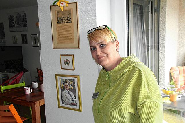 Rosemarie Bernadotte neben einem Bild ihres Großvaters Lennart Graf von Wisborg, der 2004 starb.
