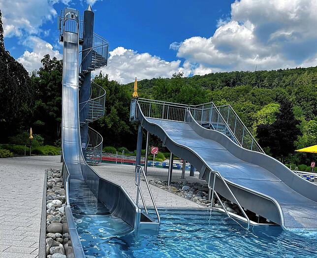 Als besondere Attraktionen gelten die Wellen- und die Steilrutsche, die seit der Sanierung zum Höhenfreibad gehören.