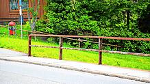 Das Geländer an der Brücke Bachwinkel ist der Gruppe „Aktiv für Schönwald“ schon lange ein Dorn im Auge. Nun darf es zumindest repariert ...