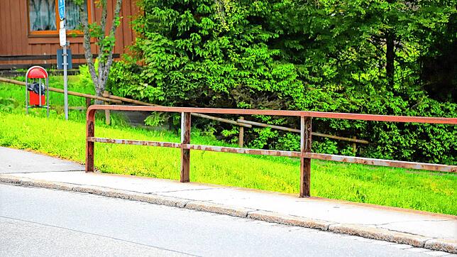 Das Geländer an der Brücke Bachwinkel ist der Gruppe „Aktiv für Schönwald“ schon lange ein Dorn im Auge. Nun darf es zumindest repariert ...