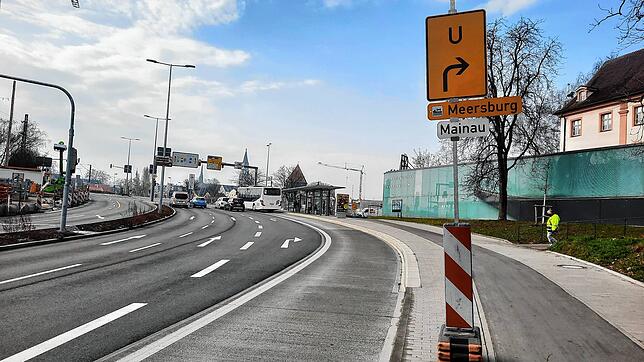 Bereits auf dem Sternenplatz in Konstanz werden Autofahrer darauf hingewiesen, dass der Weg zum Fähranleger in Staad derzeit über ...