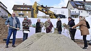 Mit dem Spatenstich wird der offizielle Baubeginn auf dem ehemaligen Haller-Areal, jetzt Wohngebiet Bahnhofstraße, signalisiert. Von ...