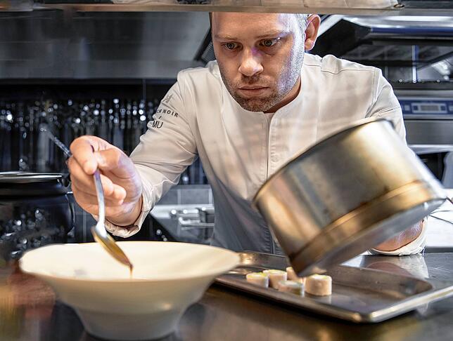 Manuel Ulrich ist Chefkoch im Zwei-Sterne-Restaurant Ösch Noir.