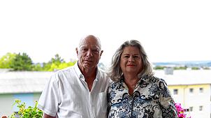 Sie sind für die Bebauung und wollen der Initiative nicht die Deutungshoheit überlassen: Gabriele Winter und Kurt Jehle auf dem Balkon ...