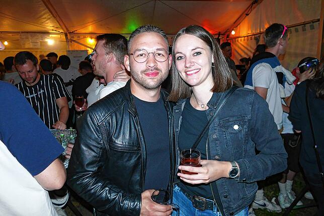 Bild 6: Hunderte Gäste strömen zum Auftakt an das 68. Waldfest in der Geschichte des Musikvereins Aufen.