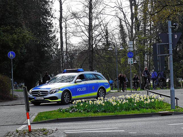 Ein Streifenwagen fährt durch den Herosepark. Die Beamten sind angewiesen, das Ansammlungsverbot der Stadt Konstanz zu überwachen.