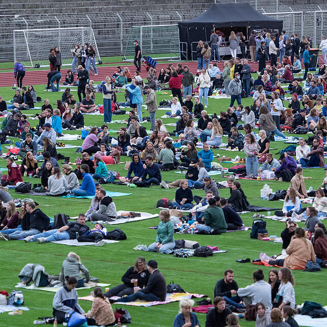 Jeder auf seinen Quadratmetern. Der Rasen des Konstanzer Bodenseestadions ist genau eingeteilt. Die Picknickdecke darf nur in ...