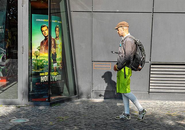 Hat der Mann etwa zu viel Zeit? Leonardo di Caprio scheint dem Passanten am Tuttlinger Kino einen eher skeptischen Blick zuzuwerfen.