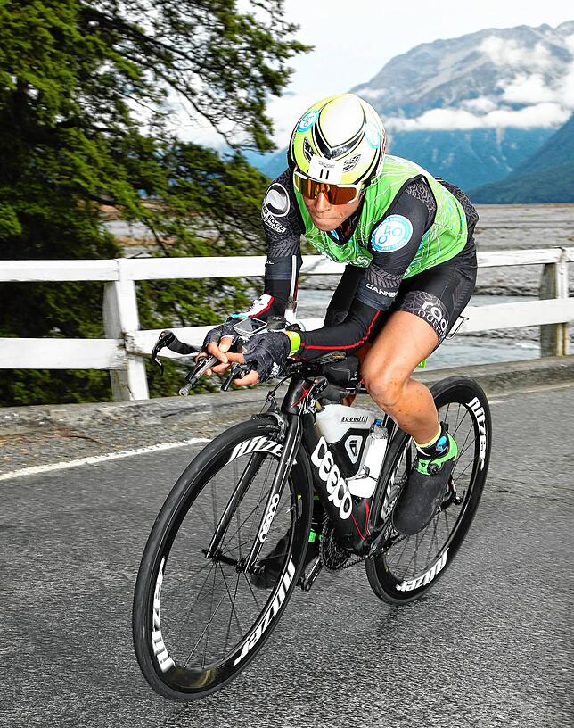 Multisportlerin Simone Maier auf dem Time-Trial-Bike, vor ihr liegen noch 150 Rennkilometer.