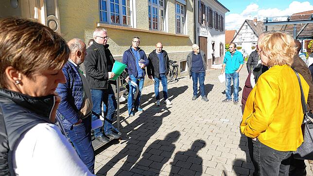 Ortsvorsteher Michel Jerg informiert die Gemeinderäte auf dem Mundelfinger Schulhof. Der sei angesichts des Bewegungsdrangs der ...