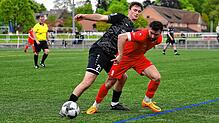 Der FC Bad Dürrheim (Jan Ammann, links) verlor mit 1:8 gegen den SV Denkingen (Adrian Dumitru).