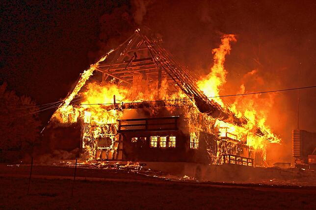 Nichts mehr zu retten gab es für die Feuerwehren aus Königsfeld und St. Georgen, die am Freitagabend zu einem Gebäudebrand auf dem ...