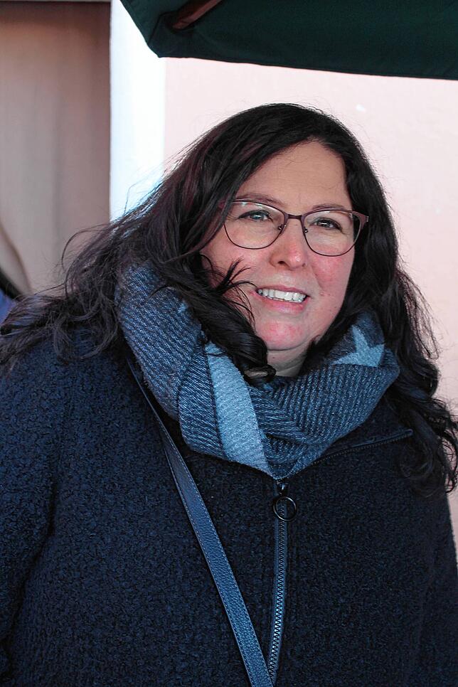 Melanie Teufel hat eine Tasche und Kräuterdip gekauft. „Die Atmosphäre ist toll. Wenn ich nur zum Gucken komme, das reicht mir ...