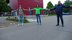 Elternvertreterin Julia Dold (von links), Lehrerin Birgit Nolting und Elternbeiratsvorsitzender Salvatore Sangiorgio setzen sich für ein ...