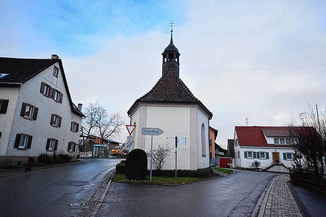 Die Weilerkapelle ist komplett von Straßen umgeben. Die Kaiserpfalzstraße gabelt sich an ihr zur Straße „Im Weiler“.