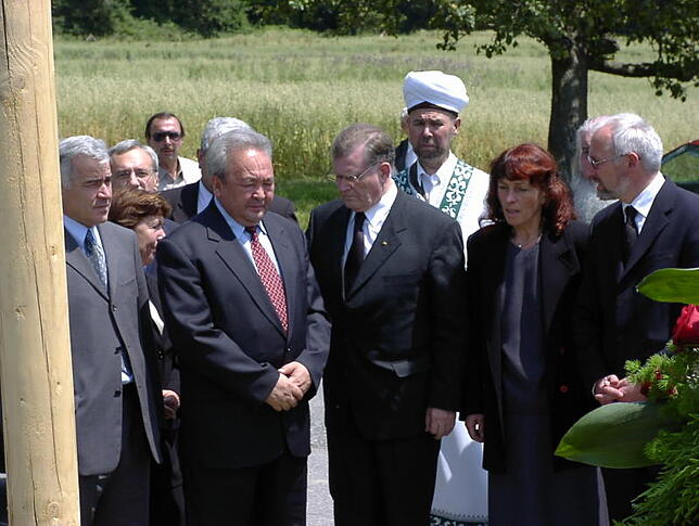 Ministerpräsident Erwin Teufel (Mitte) im Jahr 2002 im Gespräch mit seinem baschkirischen Amtskollegen Murtasa Rachimow. Rechts ...