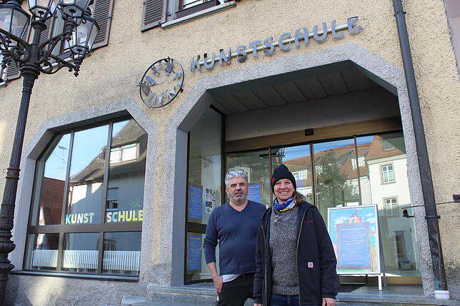 Am Dienstag montierten Peter Klink und Susanne Zazo Hackenbracht die Beschilderung über dem Eingang der Kinder- und Jugendkunstschule.