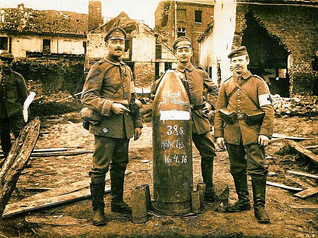 Diese Granaten wühlten die Landschaft um: Deutsche Soldaten mit einer englischen 38,5-Zentimeter-Granate. Ähnliche Geschosse richteten ...