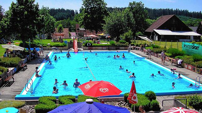 Ein Förderverein hegt und pflegt das familienfreundliche Wolterdinger Freibad. Alle hoffen, das der Badebetrieb trotz der riesigen ...