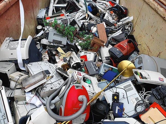 Schrott oder Schätze? Was so alles im Container auf dem Recyclinghof landet. Vieles davon ließe sich im Repaircafé reparieren, oder ...