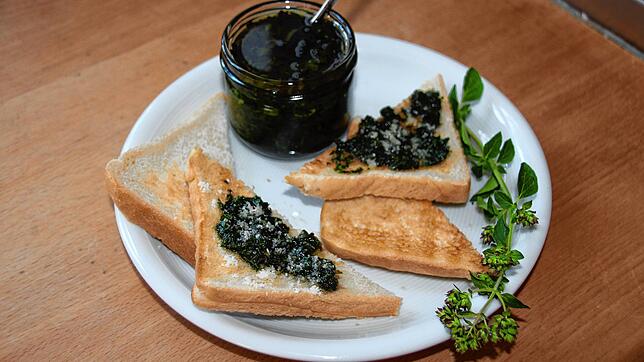 Auf einem warmen Toastbrot kommen die ätherischen Öle des Dost-Pestos geschmacklich richtig zum Tragen.