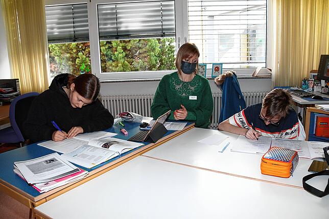 Im Klassenzimmer von Lehrerin Nicole Schwenk (Mitte) lernen an diesem Vormittag zeitgleich Ricarda Schormann-Dietmann (links) und Lucas ...