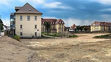 Die Arbeiten auf dem Konversionsgelände schaffen riesige freie Flächen und neue Blickachsen. Diese Baulücke an der Friedhofstraße ...