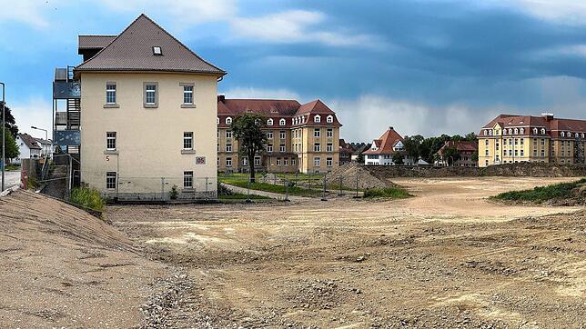 Die Arbeiten auf dem Konversionsgelände schaffen riesige freie Flächen und neue Blickachsen. Diese Baulücke an der Friedhofstraße ...