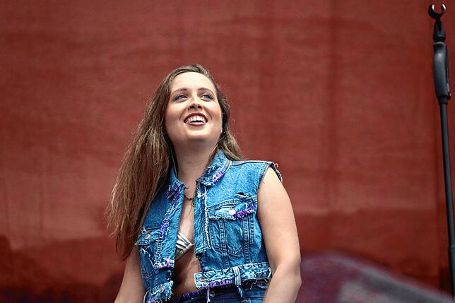 Bild 13: Die besten Bilder vom Auftritt von Alice Merton auf dem Southside 2024