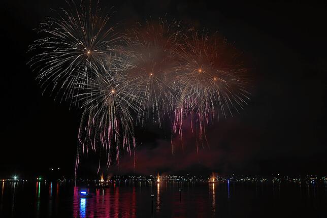Bild 22: Konstanzer Seenachtfest 2024 - Jetzt knallt's! Das Feuerwerk am Bodensee bringt Zuschauer zum Staunen