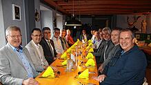 Die Bürgermeister der Fair-Trade-Kommunen eröffnen mit Landrat Martin Kistler und Vertretern des Fairen Handels die Faire Woche in der ...