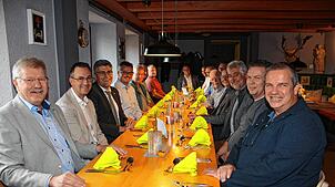 Die Bürgermeister der Fair-Trade-Kommunen eröffnen mit Landrat Martin Kistler und Vertretern des Fairen Handels die Faire Woche in der ...