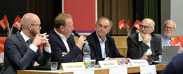 SPD-Podium mit (von links) Sipplingens Bürgermeister Oliver Gortat, Überlingens Oberbürgermeister Jan Zeitler, Regionaldirektor Wilfried ...