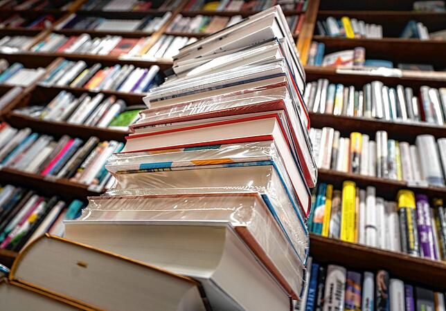 Bücherstapel aber keine Kunden – momentan können Kunden Bücher nur vorbestellen und abholen. Das Angebot für Click and Collect ...