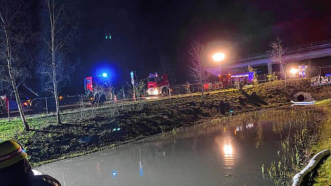 Öl im Regenrückhaltebecken: Die Feuerwehr Singen verhinderte am Freitagabend, dass 150 Liter Diesel in das Grundwasser eindringen konnte.