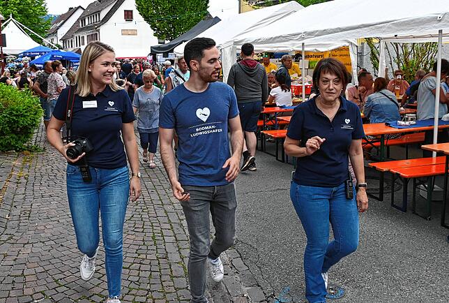 Vanessa Stemmer (links) und Sandra Domogalla (rechts) vom Amt für Tourismus, Kultur und Marketing erklären dem neuen Bürgermeister ...