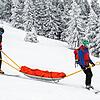 Die Bergwacht im Einsatz auf einer Ski-Piste.