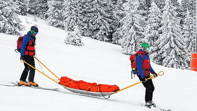 Die Bergwacht im Einsatz auf einer Ski-Piste.